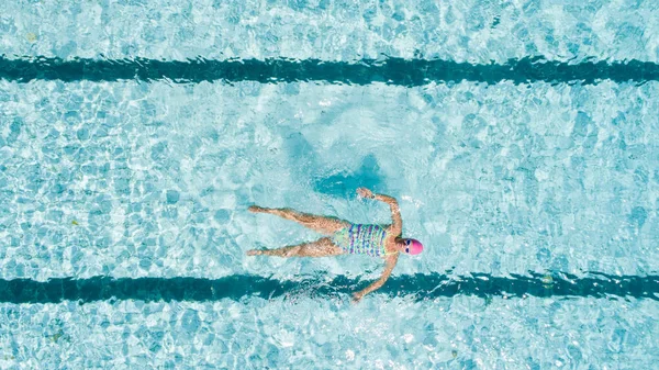 Imagen Aérea Una Hermosa Nadadora Una Piscina Preparándose Para Entrenar —  Fotos de Stock