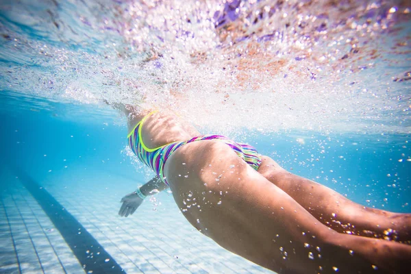 Nahaufnahme Weitwinkel Foto Einer Schwimmerin Unter Wasser Einem Schwimmbad — Stockfoto