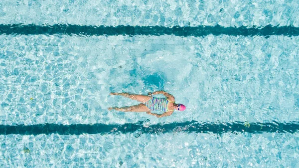 Imagen Aérea Una Hermosa Nadadora Una Piscina Preparándose Para Entrenar —  Fotos de Stock