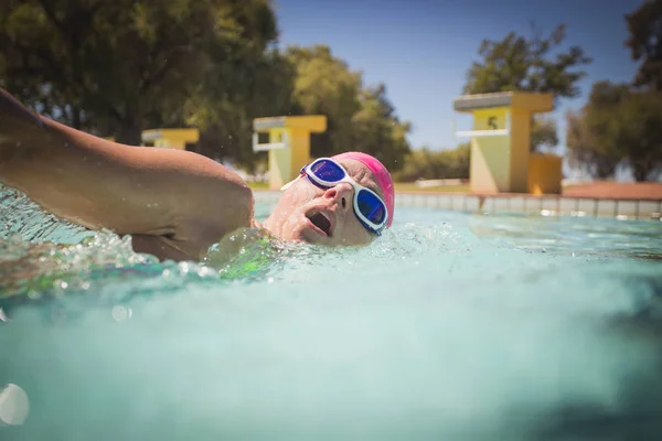 Nahaufnahme Weitwinkel Foto Einer Schwimmerin Unter Wasser Einem Schwimmbad — Stockfoto