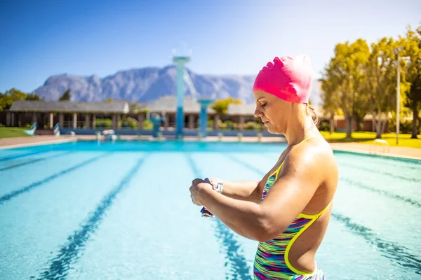 Nahaufnahme Bild Einer Schönen Schwimmerin Einem Schwimmbad Immer Bereit Zum — Stockfoto