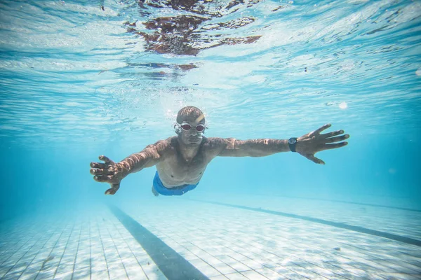 Schwimmer Tauchen Und Schwimmen Schwimmbad Trainieren — Stockfoto