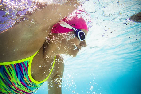 Nahaufnahme Weitwinkel Foto Einer Schwimmerin Unter Wasser Einem Schwimmbad — Stockfoto