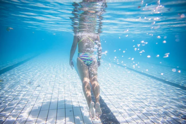 Nahaufnahme Weitwinkel Foto Einer Schwimmerin Unter Wasser Einem Schwimmbad — Stockfoto