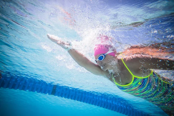 スイミングプールで水中の女性スイマーの広角写真をクローズアップ — ストック写真