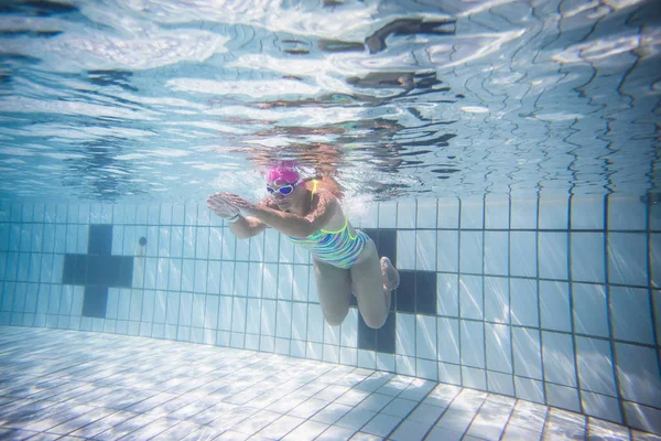 Foto Nadador Bajo Agua Una Piscina Gran Angular —  Fotos de Stock