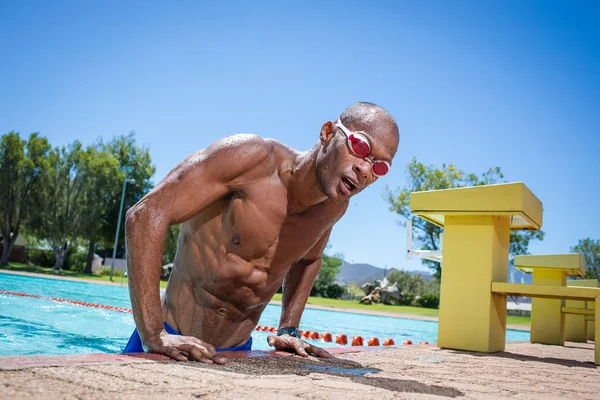 Bir Yüzme Havuzunda Atletik Bir Erkek Yüzücü Görüntü Yakın — Stok fotoğraf