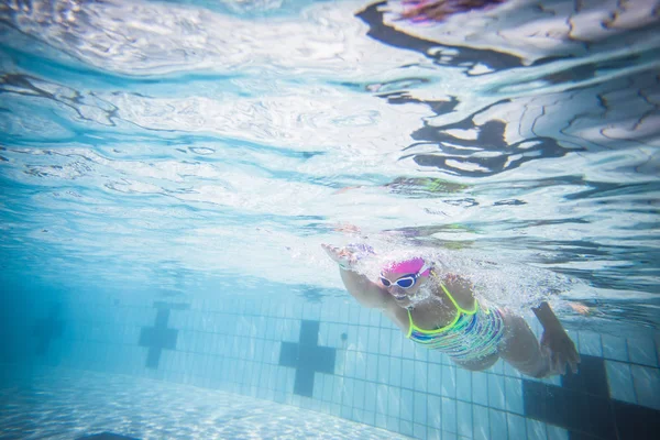 Close Groothoek Foto Van Een Vrouwelijke Zwemmer Onderwater Een Zwembad — Stockfoto