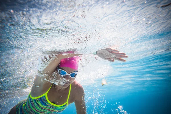 Bir Yüzme Havuzunda Sualtı Kadın Yüzücü Geniş Açı Fotoğraf Yakın — Stok fotoğraf