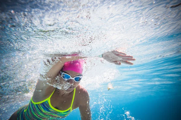 Nahaufnahme Weitwinkel Foto Einer Schwimmerin Unter Wasser Einem Schwimmbad — Stockfoto