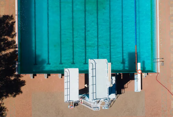 Weitwinkelblick Auf Einen Sprungturm Einem Schwimmbad — Stockfoto