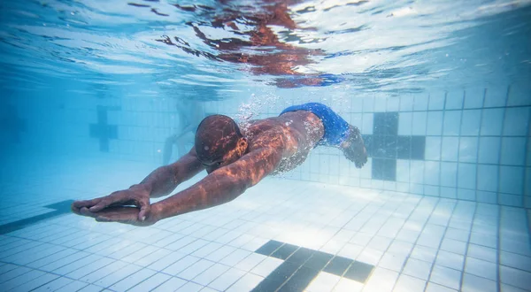 Mannelijke Zwemmer Duiken Zwemmen Een Zwembad Trainen — Stockfoto