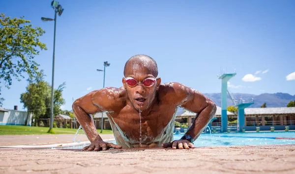 Közelről Kép Egy Sportos Férfi Úszó Egy Uszoda — Stock Fotó