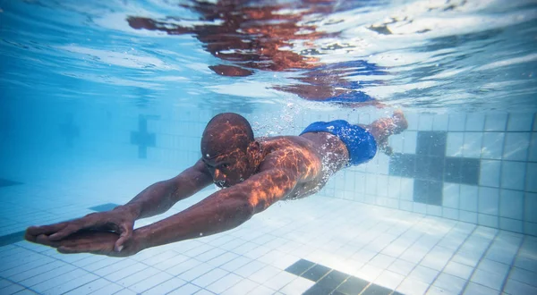 Nadador Masculino Buceando Nadando Una Piscina Para Entrenar —  Fotos de Stock