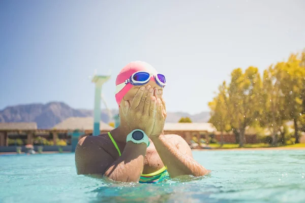 Imagen Cerca Una Hermosa Nadadora Una Piscina Preparándose Para Entrenar —  Fotos de Stock