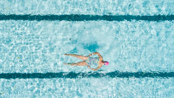 Imagen Aérea Una Hermosa Nadadora Una Piscina Preparándose Para Entrenar —  Fotos de Stock