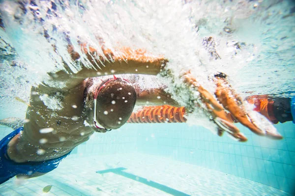 Nadador Masculino Mergulhando Nadando Uma Piscina Para Treinar — Fotografia de Stock