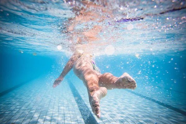 Foto Nadador Bajo Agua Una Piscina Gran Angular —  Fotos de Stock