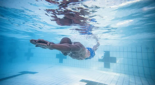 Mannelijke Zwemmer Duiken Zwemmen Een Zwembad Trainen — Stockfoto