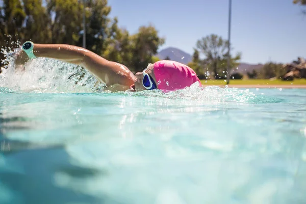 Nahaufnahme Weitwinkel Foto Einer Schwimmerin Unter Wasser Einem Schwimmbad — Stockfoto