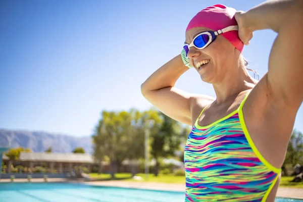 Image Rapprochée Une Belle Nageuse Dans Une Piscine Préparant Entraîner — Photo