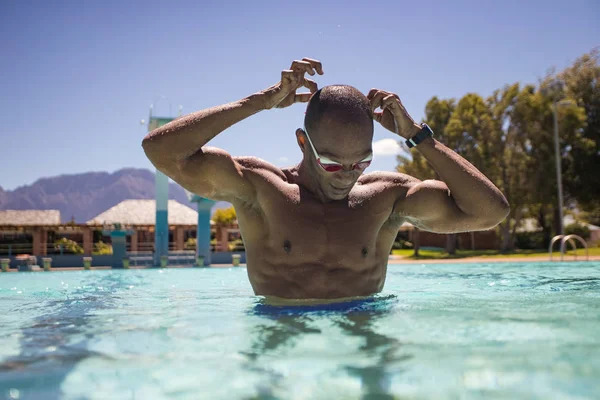 Nadador Masculino Buceando Nadando Una Piscina Para Entrenar — Foto de Stock