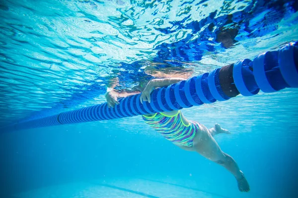 Foto Nadador Bajo Agua Una Piscina Gran Angular —  Fotos de Stock