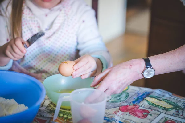 Close Lifestyle Image Young Girl Baking Cake Her Grandmother — Stock Photo, Image