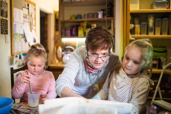 Close Lifestyle Image Young Girl Baking Cake Her Grandmother — Stock Photo, Image