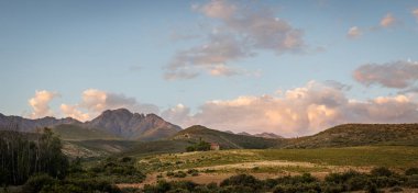 Güney Afrika 'daki Little Karoo bölgesindeki Karoo kasabasının dışındaki Swartberg dağlarına geniş açılı bir bakış açısı.