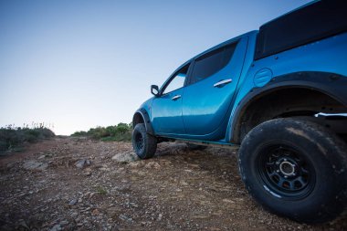 Modifiye edilmiş 4x4 pick up kamyonu almanın geniş açılı görüntüsünü doğada 4x4 pistte kapatın.