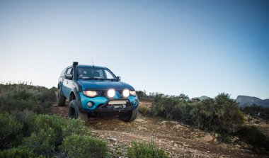 Modifiye edilmiş 4x4 pick up kamyonu almanın geniş açılı görüntüsünü doğada 4x4 pistte kapatın.