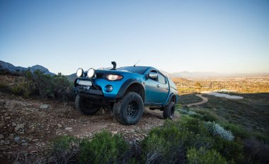 Modifiye edilmiş 4x4 pick up kamyonu almanın geniş açılı görüntüsünü doğada 4x4 pistte kapatın.