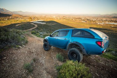 Modifiye edilmiş 4x4 pick up kamyonu almanın geniş açılı görüntüsünü doğada 4x4 pistte kapatın.