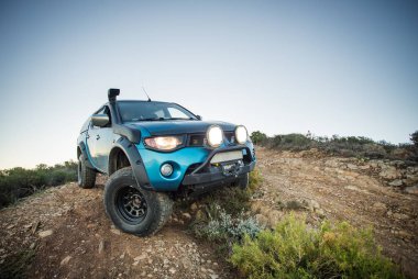 Modifiye edilmiş 4x4 pick up kamyonu almanın geniş açılı görüntüsünü doğada 4x4 pistte kapatın.