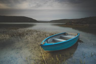 Güney Afrika'da bir haliç eski bir balıkçı teknesi geniş açılı manzara görüntü