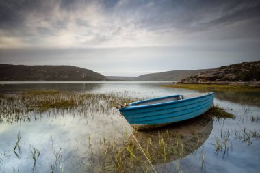 Güney Afrika'da bir haliç eski bir balıkçı teknesi geniş açılı manzara görüntü