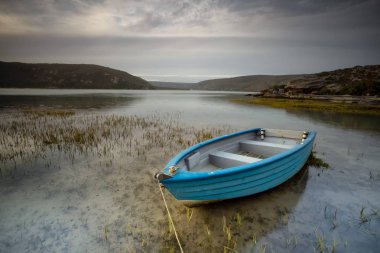 Güney Afrika'da bir haliç eski bir balıkçı teknesi geniş açılı manzara görüntü