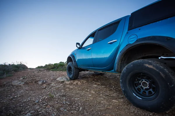 Cerrar Imagen Gran Angular Una Camioneta 4X4 Modificada Conduciendo Una — Foto de Stock