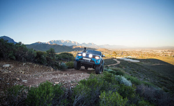 Крупный план широкоугольного изображения модифицированного пикапа 4x4, движущегося по природной дорожке 4x4
.