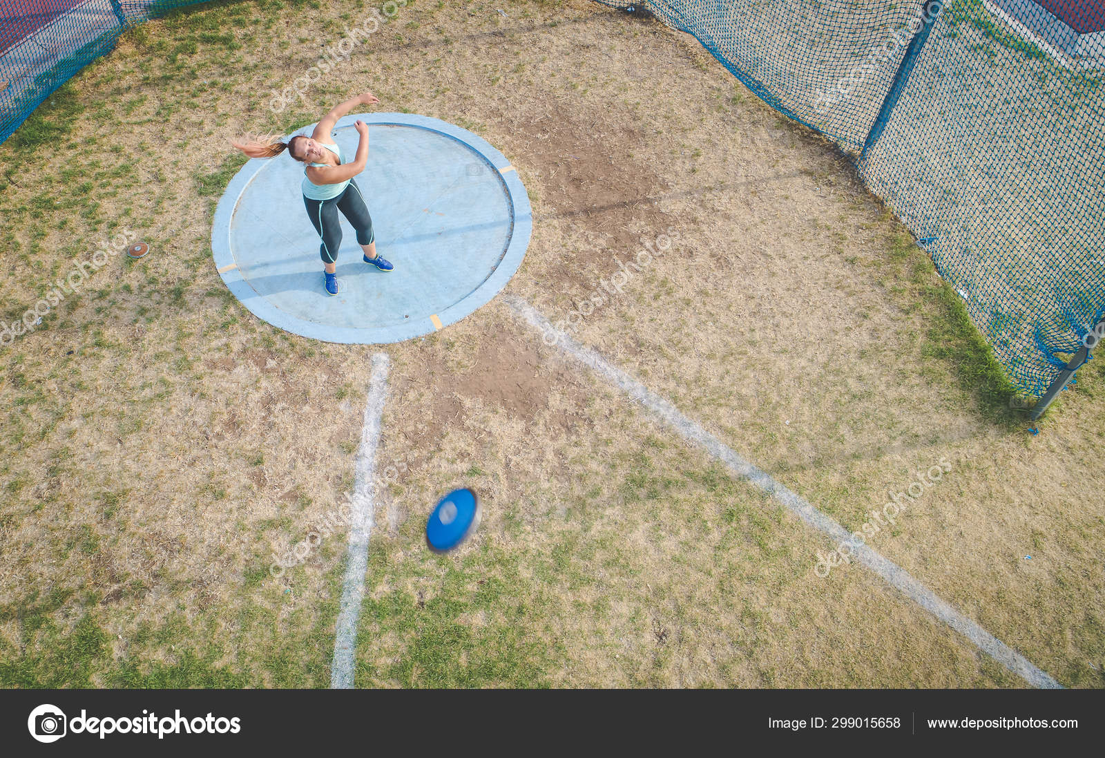 Wide Angle Action Photo Female Discus Athlete Throwing Discus — Stock Photo © dewald