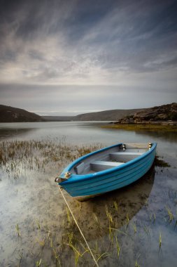 Güney Afrika'da bir haliç eski bir balıkçı teknesi geniş açılı manzara görüntü