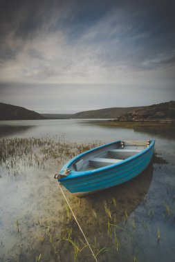 Güney Afrika'da bir haliç eski bir balıkçı teknesi geniş açılı manzara görüntü
