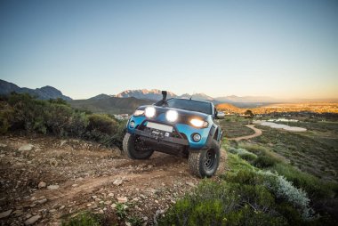 Modifiye edilmiş 4x4 pick up kamyonu almanın geniş açılı görüntüsünü doğada 4x4 pistte kapatın.