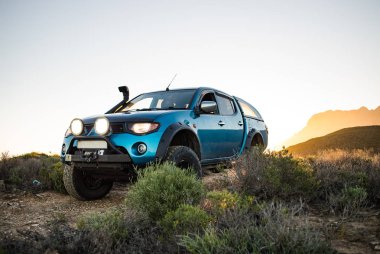 Modifiye edilmiş 4x4 pick up kamyonu almanın geniş açılı görüntüsünü doğada 4x4 pistte kapatın.