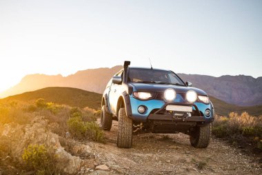 Modifiye edilmiş 4x4 pick up kamyonu almanın geniş açılı görüntüsünü doğada 4x4 pistte kapatın.