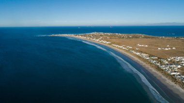Güney Afrika'da St Helena körfezinin batı kıyısında kasaba üzerinde havadan görüntü