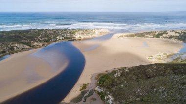 Güney Afrika'da bahçe güzergahı Duiwenhoksriver haliç üzerinde havadan görünümleri