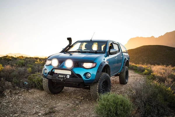 Modifiye edilmiş 4x4 pick up kamyonu almanın geniş açılı görüntüsünü doğada 4x4 pistte kapatın.