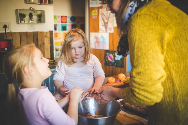 Genç kızların annelerinin köfte yapmasına yardım ettiği yakın plan..